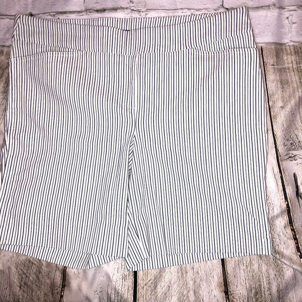 Hillary Radley Pull 0n Shorts |‎ White Gray Stripes | Women's XXL